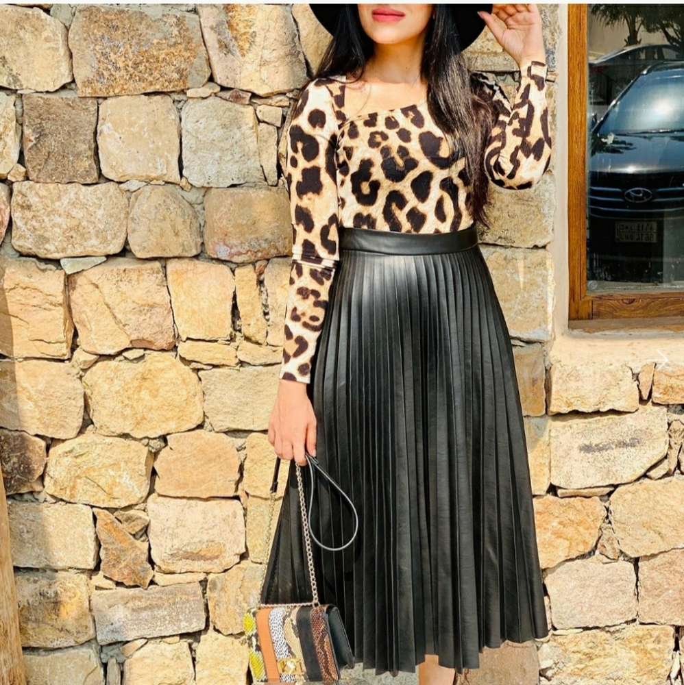 H&M asymmetric neck long sleeve top size M animal